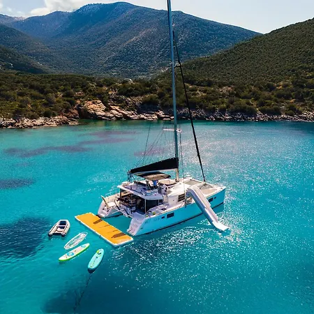 Botel Catamaran Lagoon 450f- Private *